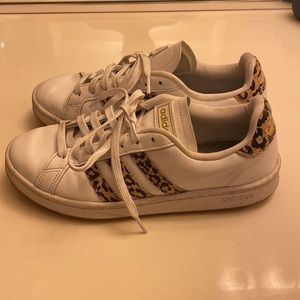 Adidas woman’s Cloudfoam Comfort Athletic Shoes with Cheetah stripe size 8.5